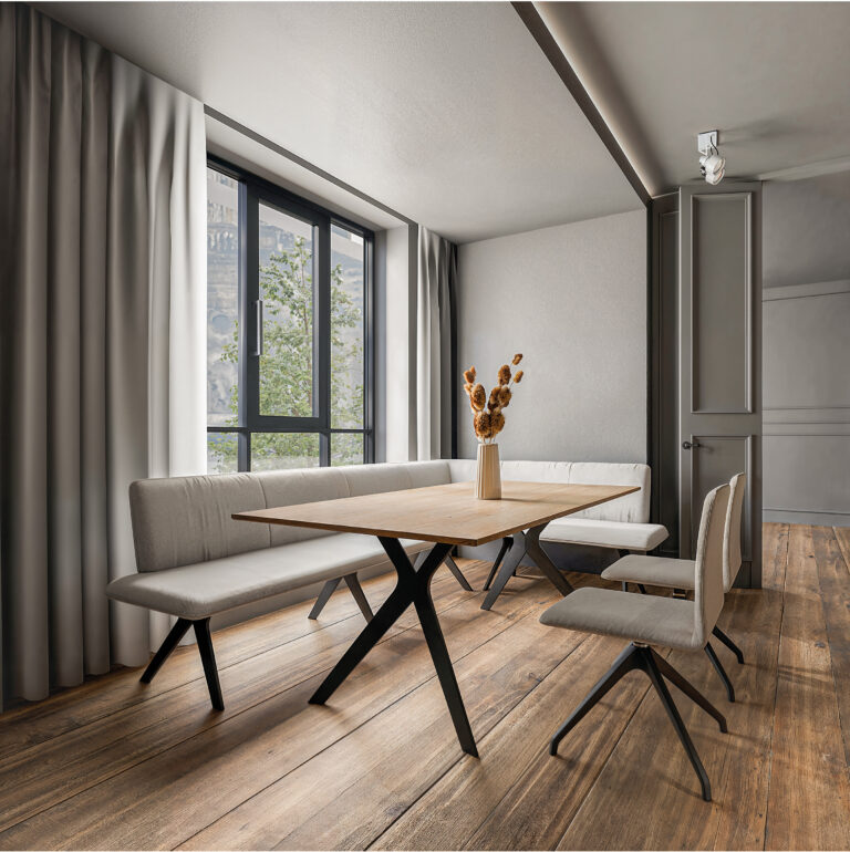 Sitzplatz in creme mit Tisch mit Vollholzplatte in Eiche, schwarzes Tischgestell