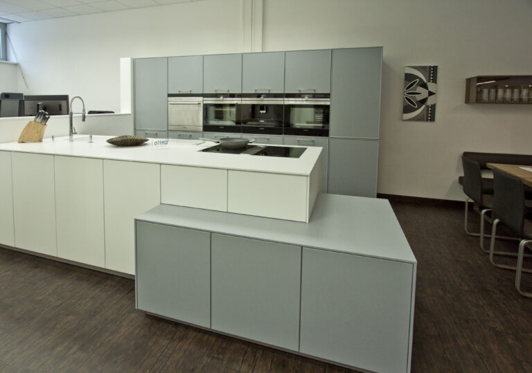 Küche in grau mit Insel mit Front in weiß matt/grau