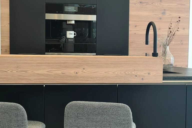 Küchenfront in schwarz Matt und Thekenaufsatz in Eiche natur, schwarzer Wasserhahn