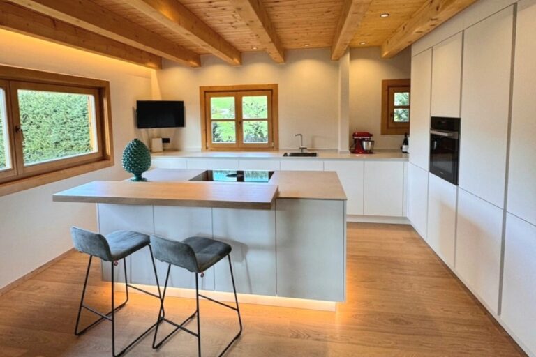 olina L-Küche in weiß mit Kochinsel und Baraufsatz in Natur