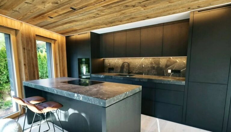 olina Küche mit schwarzen Fronten, ausführung matt, Kochinsel mit aufgedoppeltem Naturstein in grau-grün