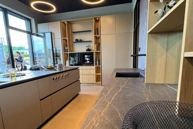 Hochschrankfornt in Beige-matt und grau/schwarzem Naturstein mit Eiche natur in Kombination