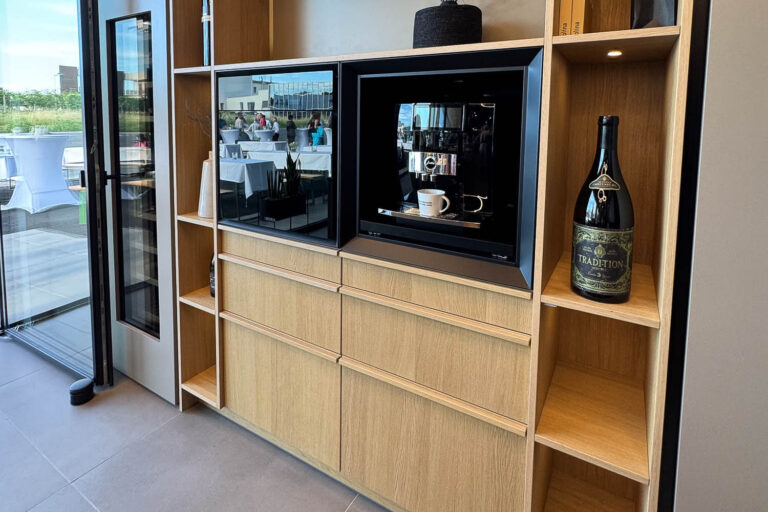 Hochschrankfront in Eiche Natur und Bora XBOW Geräten