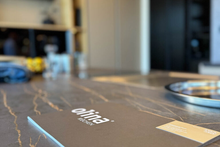 Natrusteinplatte in schwarz mit Einschlüssen