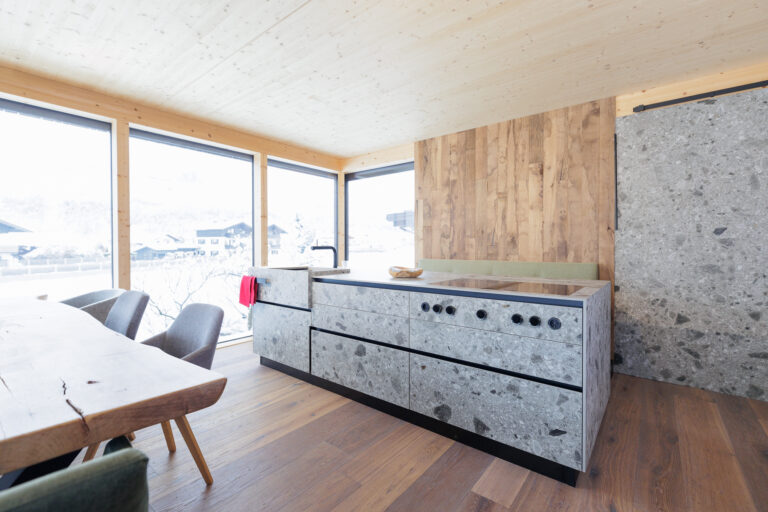 olina Küche mit Insel mit Ceraflex Iseo-Stein Ceramikfornt und Arbeitsplatte, Wandverkeidung mit Iseo-Steinoptik