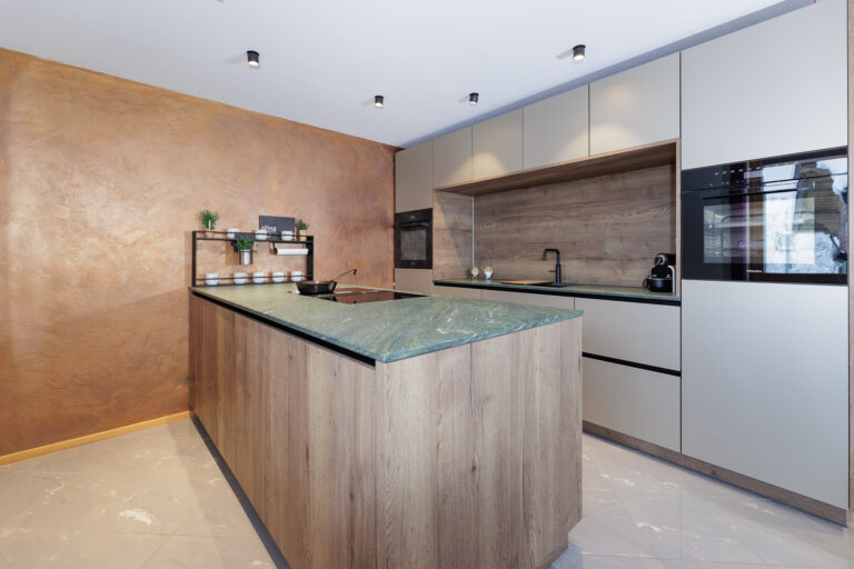 olina Küche mit silber/grauen Fronten, Ausführung matt - Insel in Holzoptik mit grüner Natrusteinarbeitsplatte