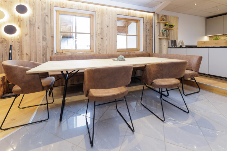 Esstischgarnitur mit Vollholzplatte Eiche natur, Sitzgruppe und Stühle in hellbraunem Echtleder