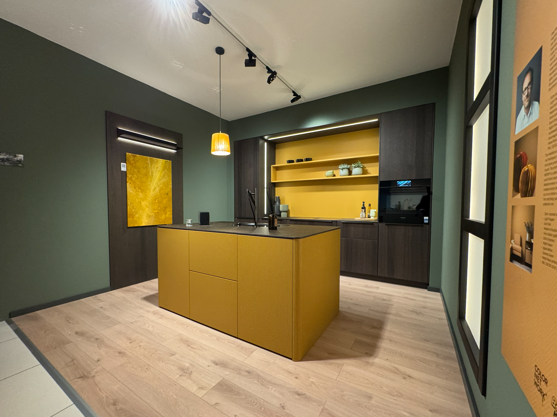 Küche mit Insel in gelb und Naturholz Mooreiche