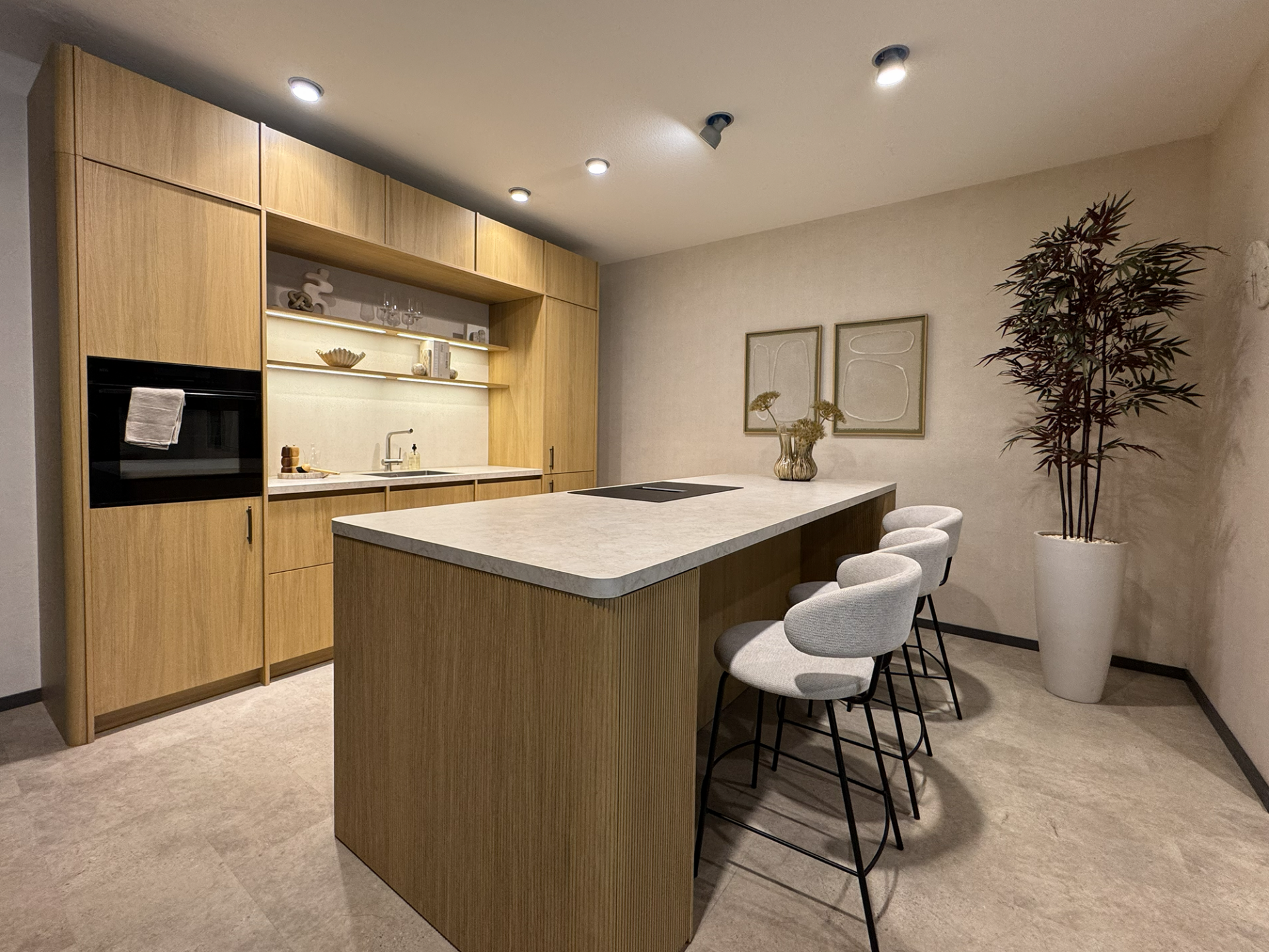 Küche in Lamellenoptik und abgerundeten Ecken in Eiche natur