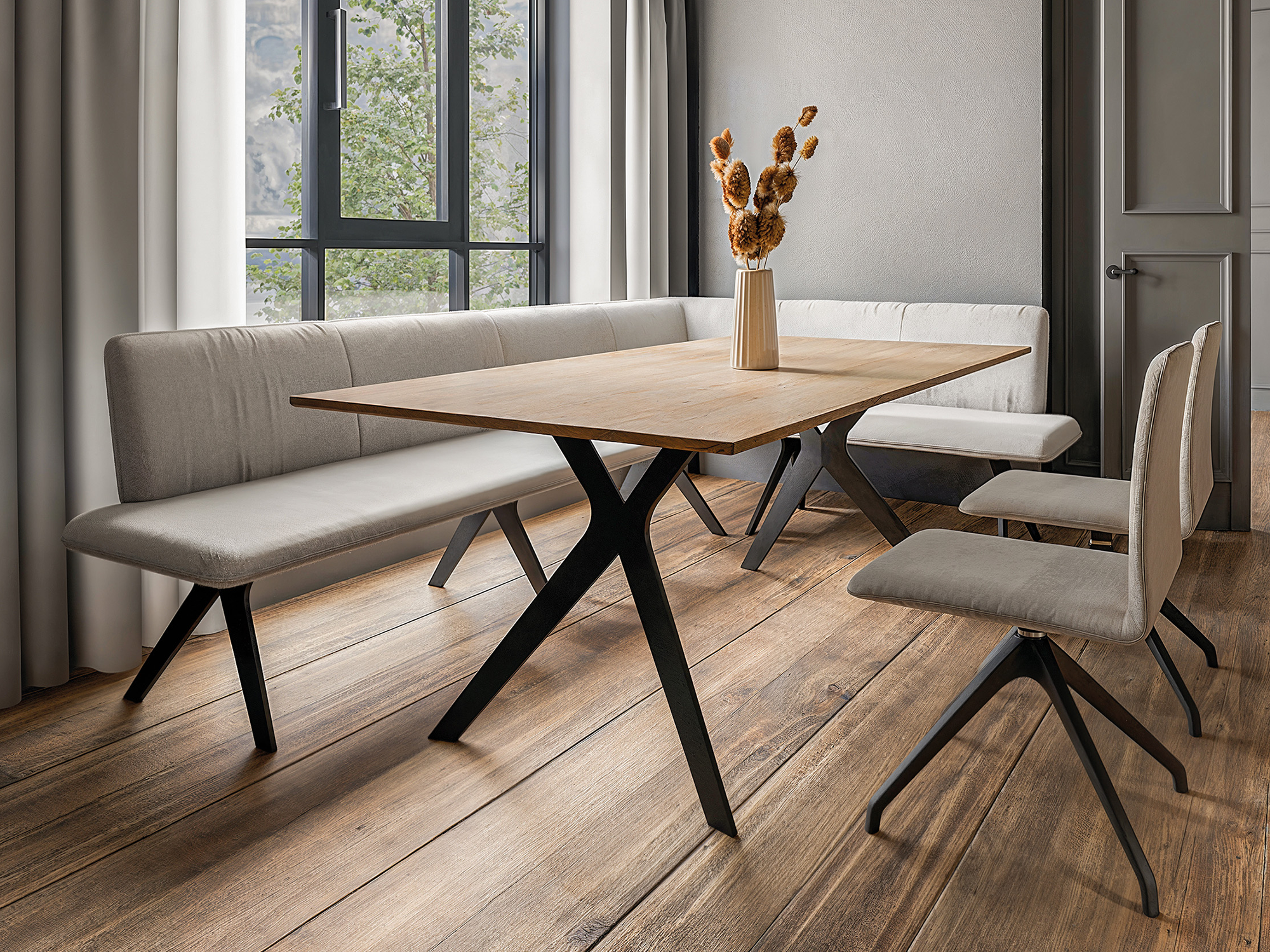 Sitzgruppe hellbeige mit Vollholztisch Eiche