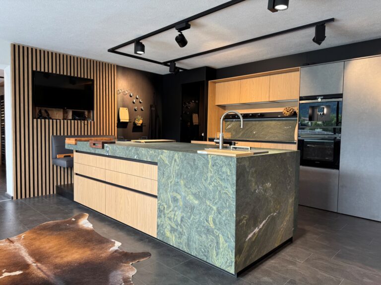 Küche in Eiche natur und grauer Front. Insel in eiche mit grünen Nautrstein auf Gerung - Monoblockoptik