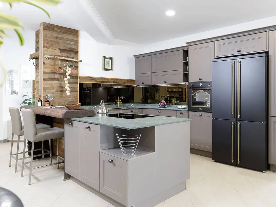 olina Landhausküche mit hellgrauen Fronten und freitstehendem Kühlschrank Side by Side in schwarz