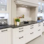 olina Landhausküche in weiß mit schwarzer Arbeitsplatte