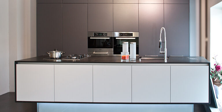 olina Küche in anthrazit grau matt, Insel ins weiß mit schwarzer Natursteinarbeitsplatte