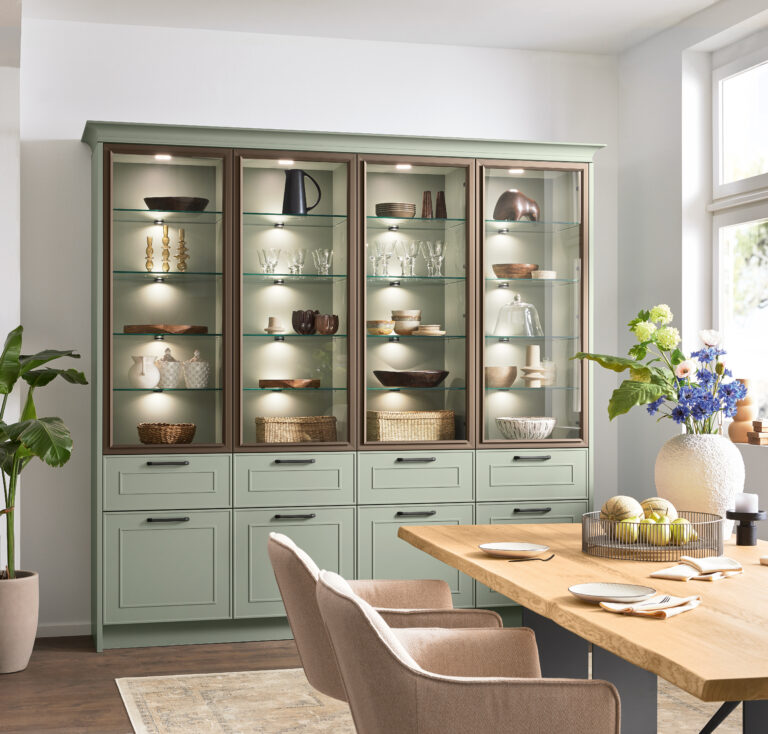Glasvitirne - Sideboard in mintgrün im Landhausstil