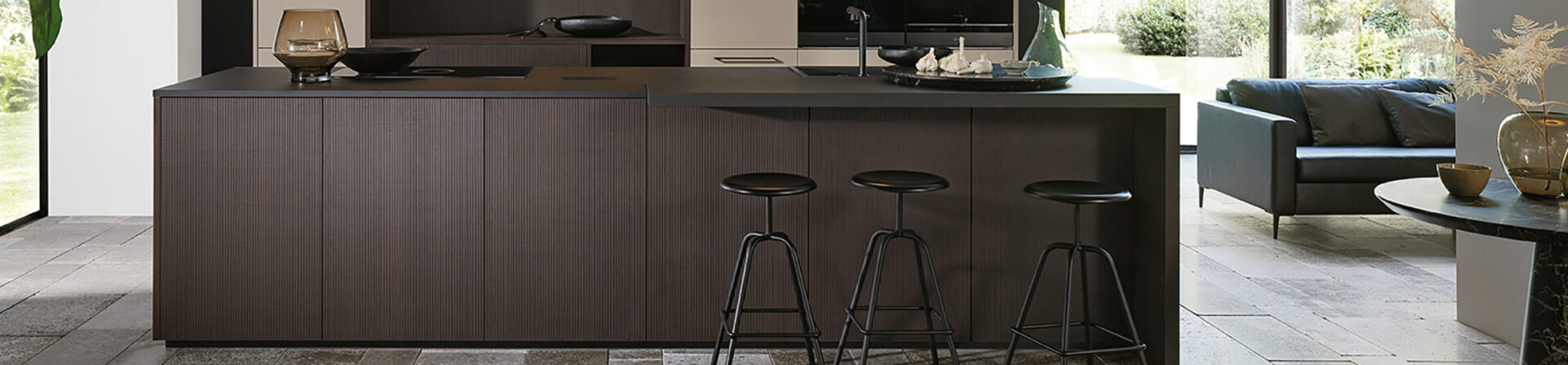 Küche in beige mit dunkler Kochinsel mit schwarz matter Arbeitsplatte