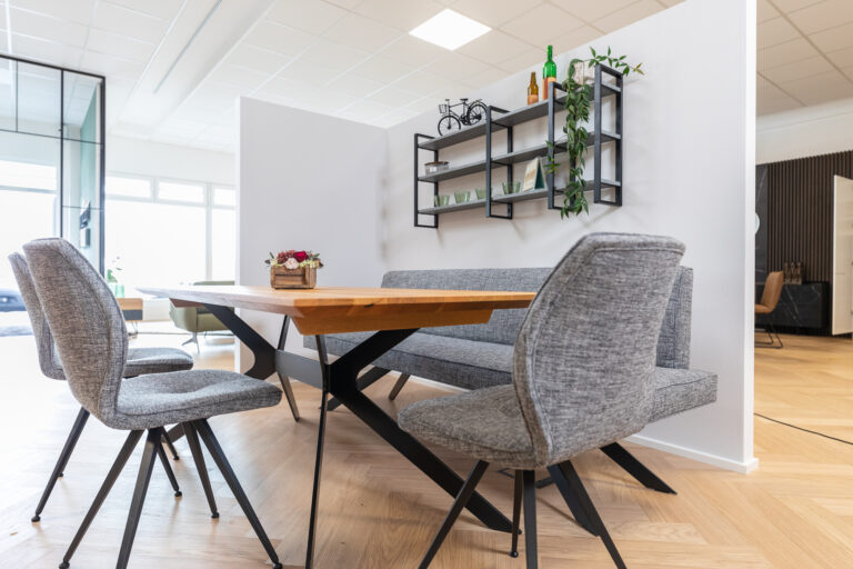 Sitzgruppe mit Vollholzplatte Eiche natur und Metallgestell in schwarz