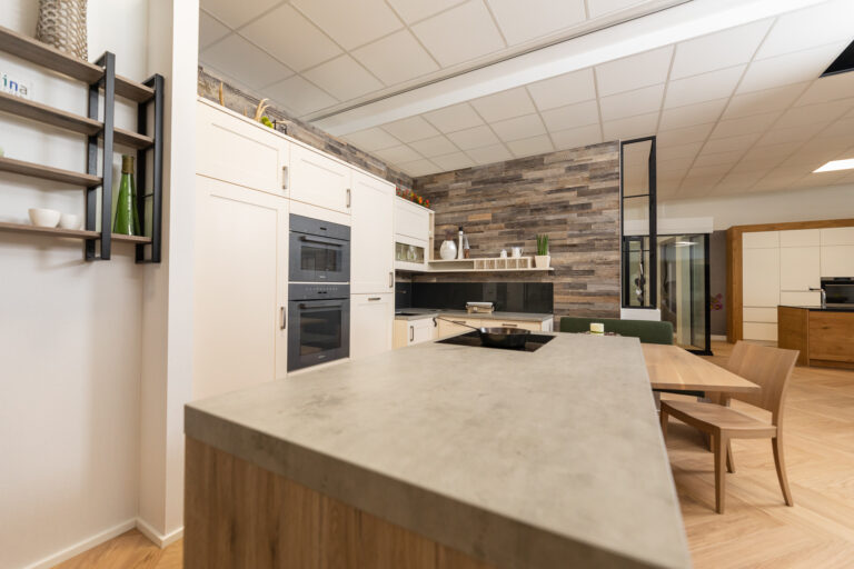 olina Küche in Landhausstil weiß, Kochinsel in Holz mit Arbeitsplatte in Betonoptik