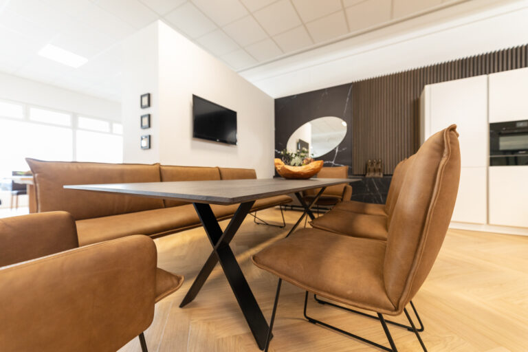 Sitzgarnitur mit Ledersessel und Couch in Cognac-Farben. Hoztisch in mit Schweizer-Kante in Eiche dunkel gebeizt