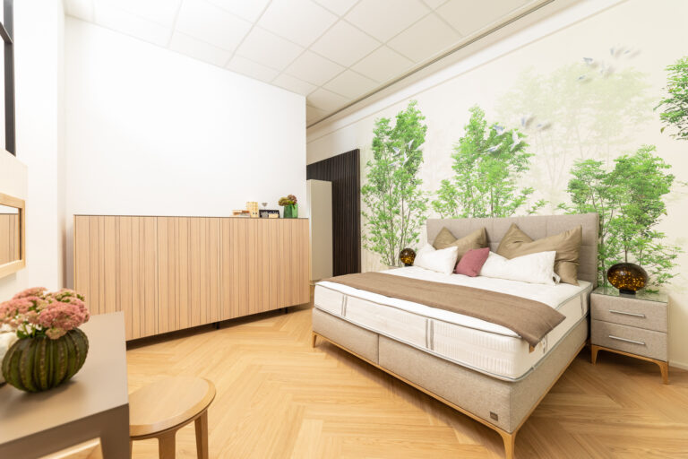 Boxspringbett mit Highboard in Naturholzoptik