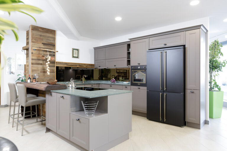 olina Landhausküche in grau mit Kühlschrank in schwarz side by sidy von smeg