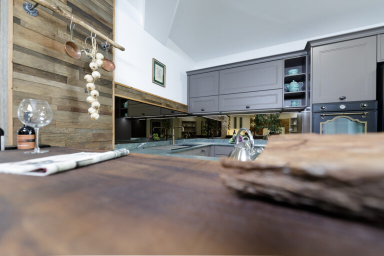 Landhausstilküche in grau mit schwarzen SMEG E-Geräten