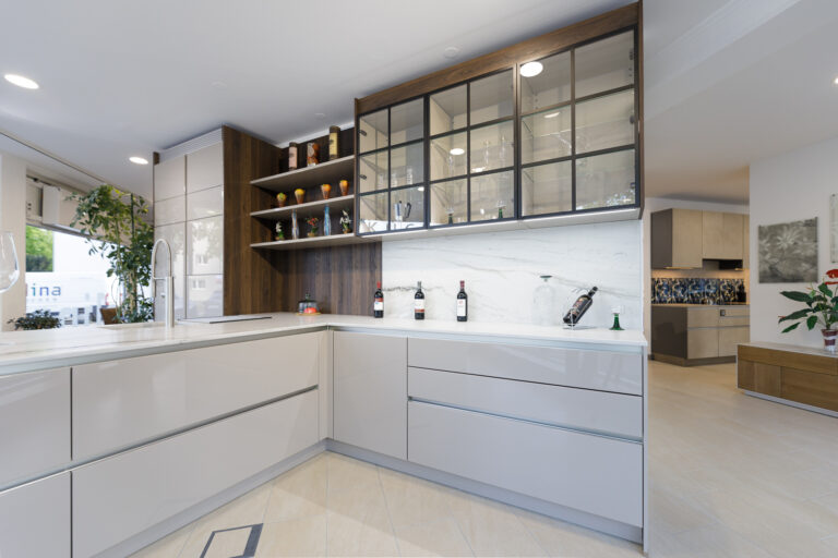 L-Küche in Hochglanz grau und Hochschränken in schwarz/braun mit Glastüren