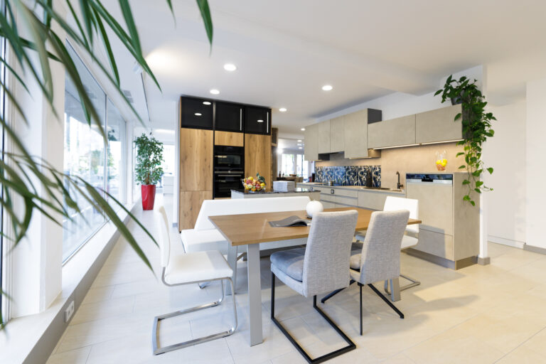 Helle olina Küche in grau mit Fronten in Eiche natur kombieniert, Esszimmergarnitur mit Tisch in Eiche