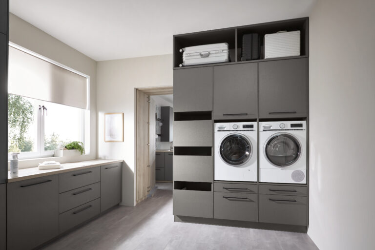 Hauswirtschaftsraum in grau mit Waschmaschine und Trockner