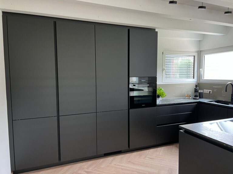 Küche in Schwarz matt, schwarze Miele Einbaumackofen und Quooker Wasserhahn