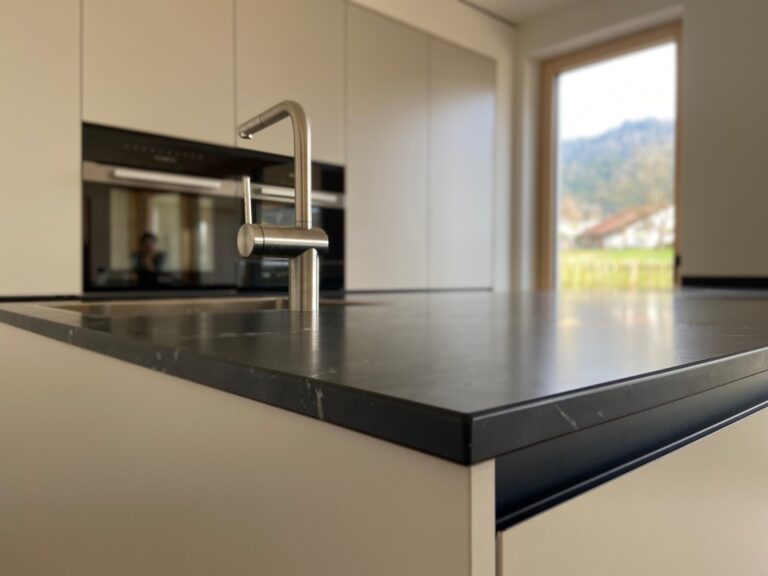 Schwarze Grantiarbeitsplatte mit Armatur in Chromstahl