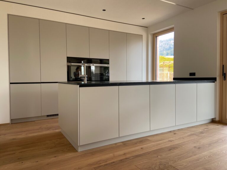 Zeitlose Küche, Front in grau mit schwarzer Natursteinarbeitsplatte