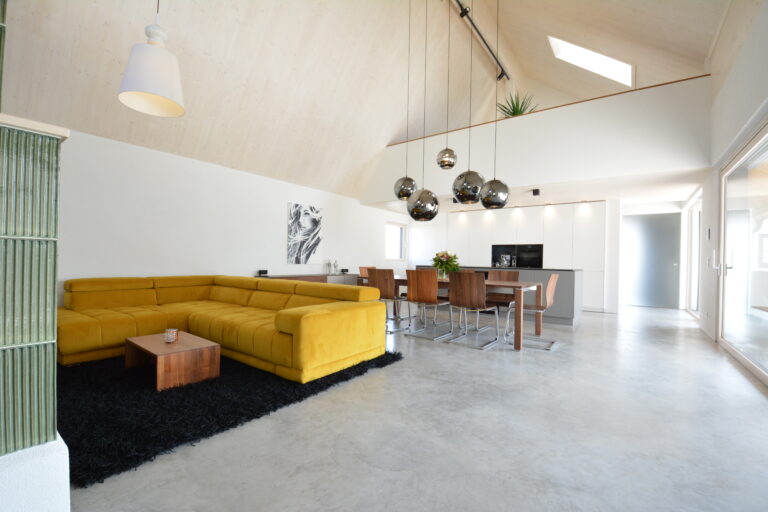 olina Küche - Wohnkombination in weiß/grau , gelbe Couchgarnitur und Kachelofen