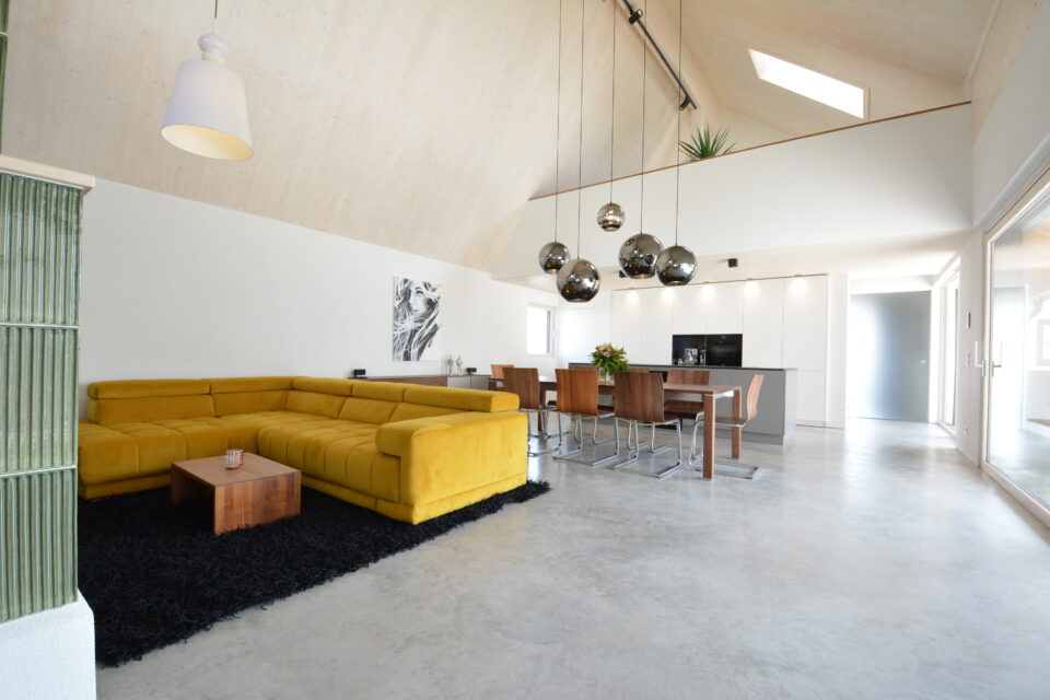 olina Küche - Wohnkombination in weiß/grau , gelbe Couchgarnitur und Kachelofen