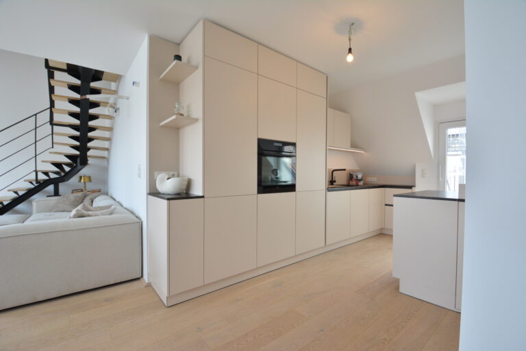 olina Küche in weiß Matt und Arbeitsplatte mit schwarzem Naturstein