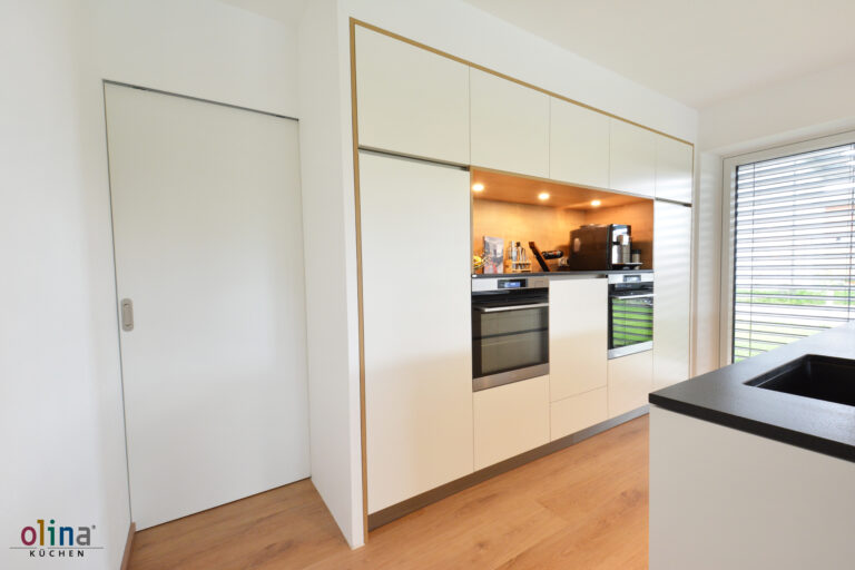 olina Küche mit weißen Hochschränken matt, Insel mit schwarzem Naturstein