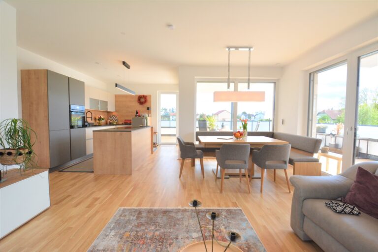 Küche - Esskombination mit Küche in grau, schwarz und Eiche natur in Kombination, Insel mit schwarzem Naturstein