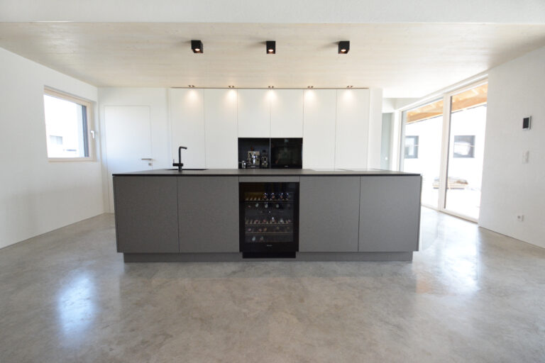 olina Küche Hochschränke Front in weiß matt, Insel in Kieselgrau und schwarzem Weinkühler in der Mitte