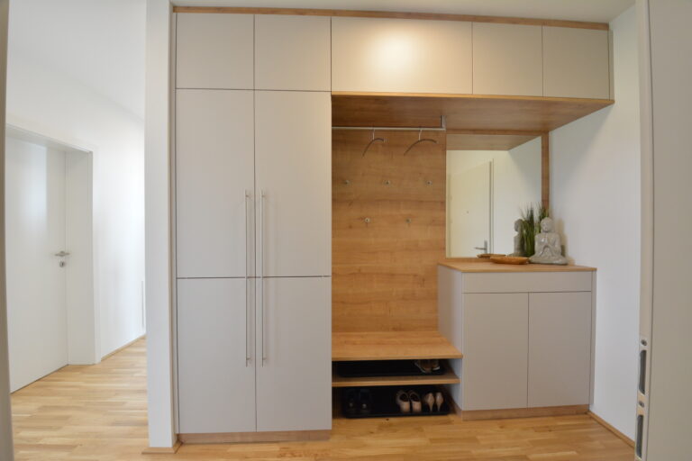 Garderobe mit grauer Front matt und Eiche natur in Kombination
