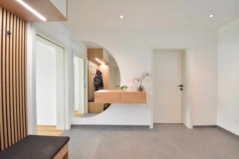 Garderobe mit rundem Spiegel mit schwebendem Highboard in Eiche natur