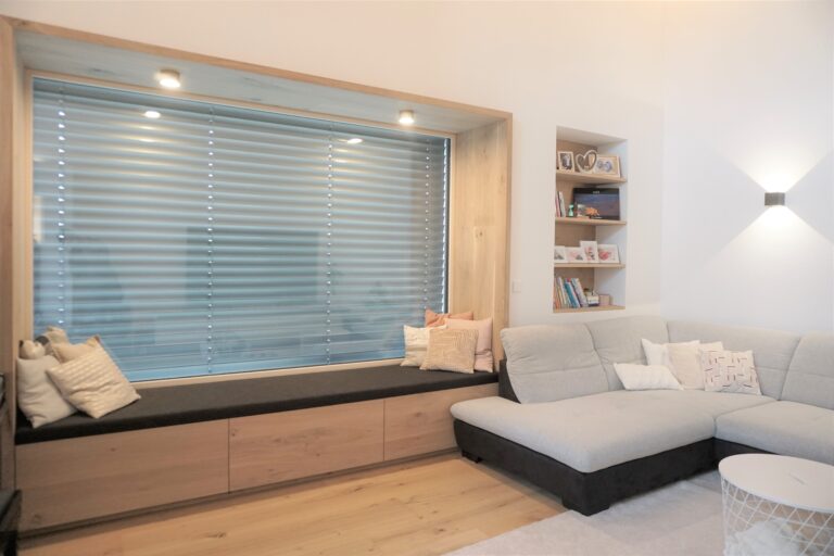Windowseat, Fenstersitzbank in Eiche natur mit Umrahmung und Beleuchtung