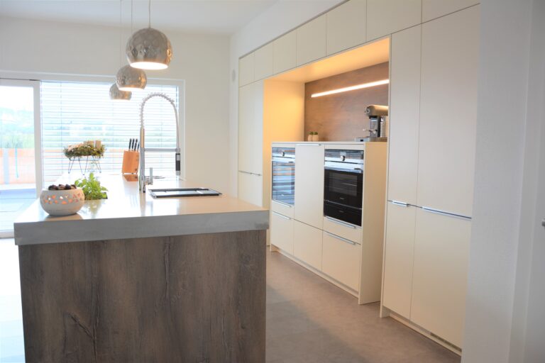 olina Küche mit weißen Fronten, matt, Insellösung mit Arbeitsplatte in Betonoptik