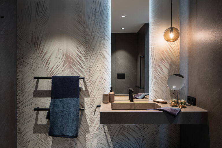 Badezimmer - Waschbecken mit Spiegel