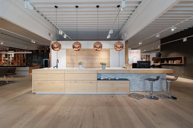 I-Küche mit weiß und Eiche natur in Kombination - lange Kochinsel mit weißer Keramik-Arbeitsplatte