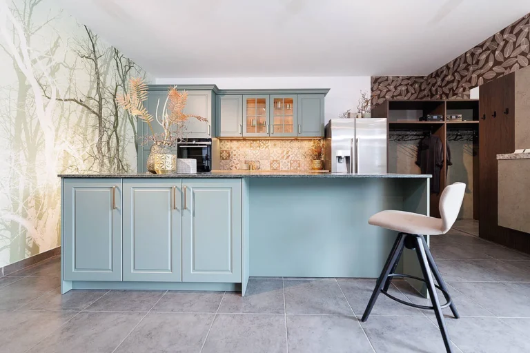 olina Landhausküche in grün mit grauer Granitarbeitsplatte