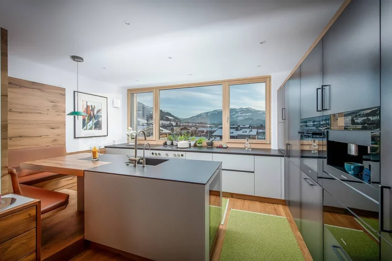 Moderne olina Küche Frontmaterial in weiß und schwarz matt, schware Griffe, Insel mit Eckbankkombination