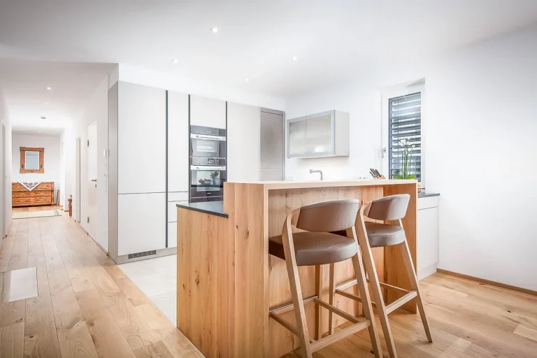 Küche - Hochschränke in weiß matt mit Insel in Vollholz Eiche natur