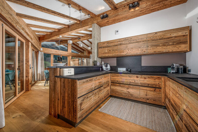 Rustikale olina Vollholzküche - Asteiche mit schwazrer Granitarbeitsplatte
