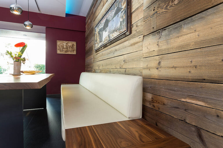 olina Sitzbank in weißem Leder und Holzwand in Altholzoptik