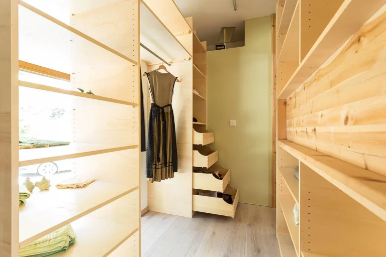 olina Garderobenlösung, Kleiderschrank begehbar in Vollholz natur